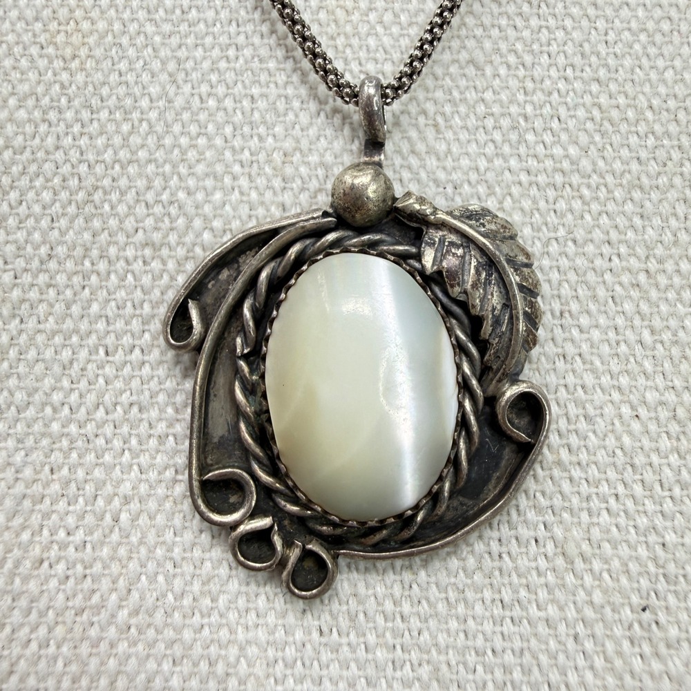 Vintage‎ Sterling Silver Mother of Pearl Pendant Necklace Popcorn Chain
